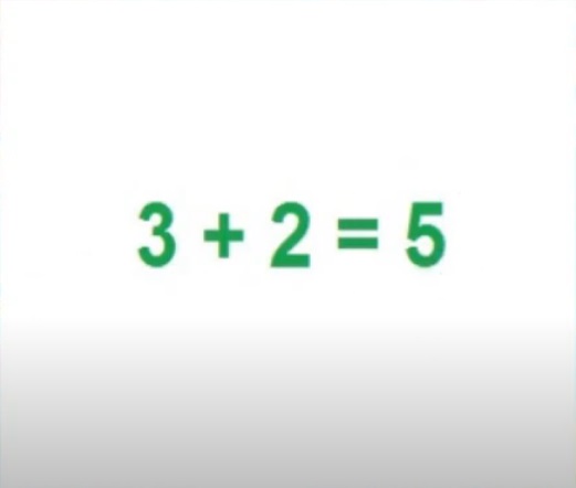 na figura está escrito: 3 + 2 = 5.